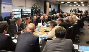 reunión entre gremialistas y empresarios para fijar el salario mínimo, vital y móvil