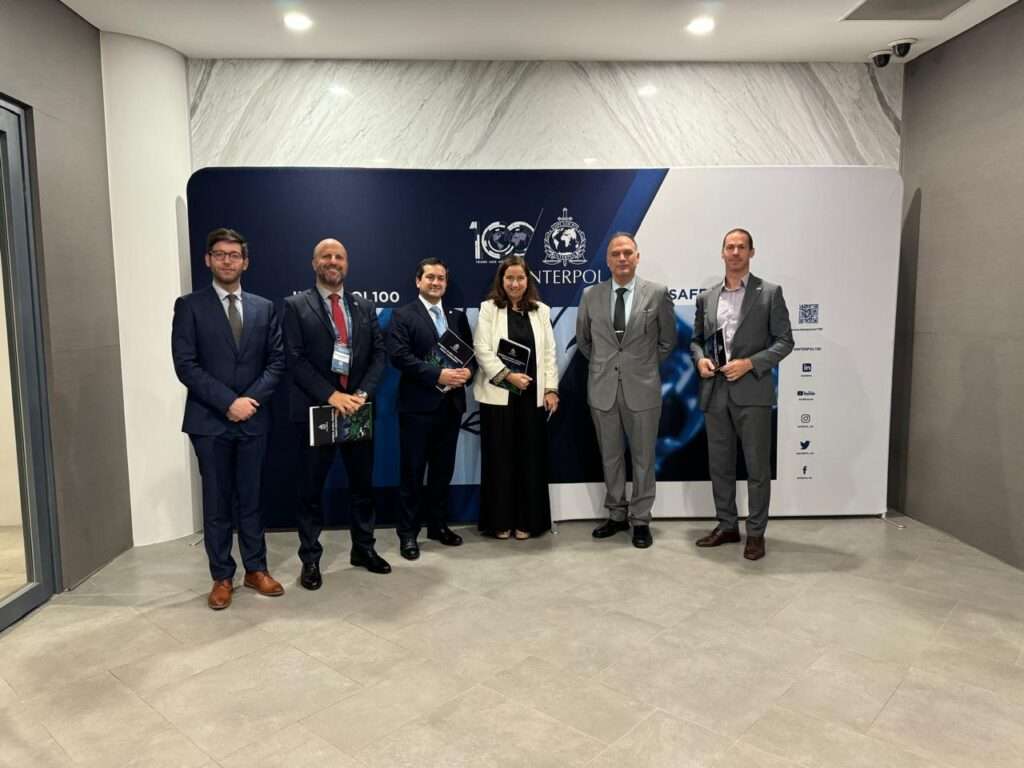 delegación argentina reunida con el titular de INTERPOL