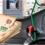 Agosto, nuevo mes y nuevos aumentos auto cargando nafta y persona con dinero para pagar la carga