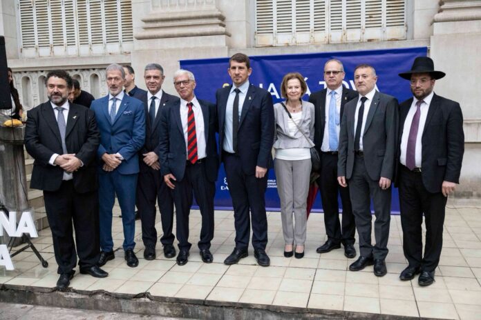 Izq a der: Claudio Epelman, director ejecutivo Congreso Judío Latinoamericano; Jorge Knoblovits, ex presidente de la DAIA; Jorge Macri, Jefe de Gobierno porteño; Mariano Cúneo Libarona, Ministro de Justicia de la Nación; Mauro Berenstein, presidente de la DAIA; Inés M. Weinberg, presidente del Tribunal Superior de Justicia CABA; Eyal Sela, embajador de Israel en Argentina; Osvaldo Armoza, presidente de la AMIA y Eliahu Hamra, Gran Rabino de AMIA.