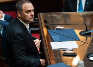 Adorni se aferró a su estrategia y salió ileso de su presentación en Diputados