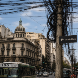 Treinta años de demora legal: por qué Buenos Aires nunca logró despejar su cielo de cables