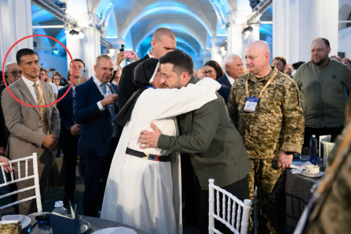 El juez José Michilini, Sor Lucía Caram y el presidente de Ucrania Volodímir Zelensky.